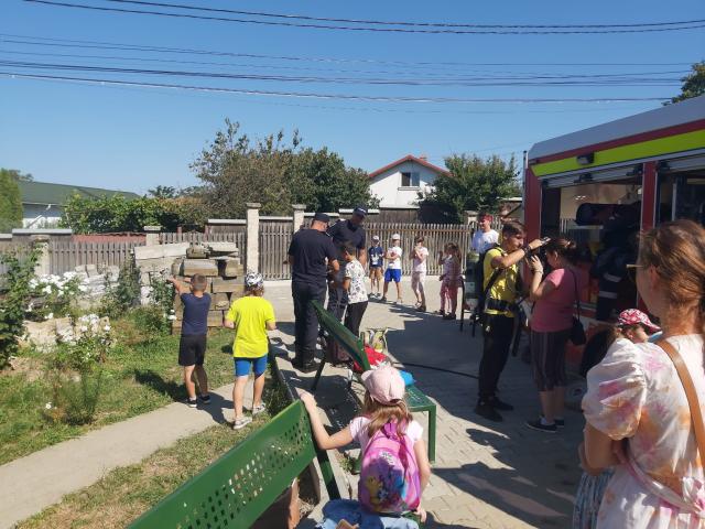 Pompierii ieșeni, alături de copiii Parohiei Pietrărie din Comuna Bârnova