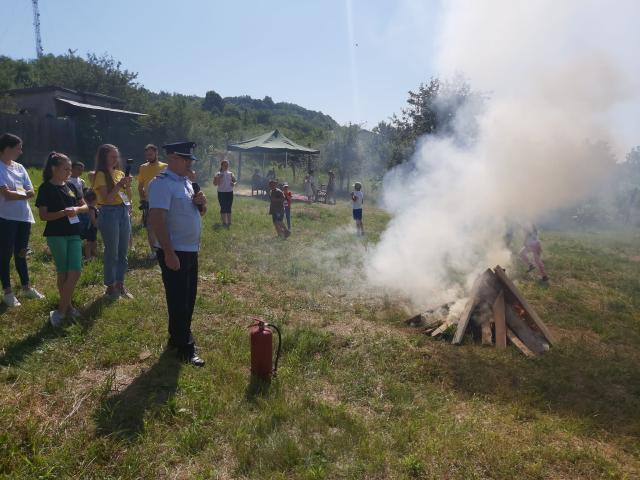 Pompierii ieșeni, alături de copiii Parohiei Pietrărie din Comuna Bârnova