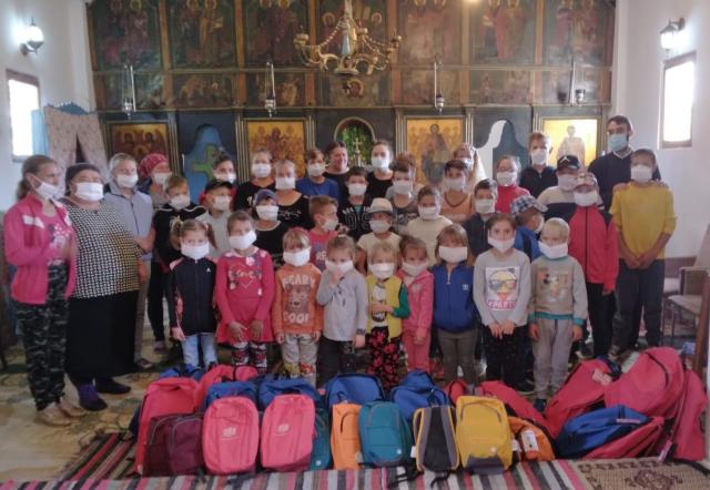 Copiii din satul Berza au primit ghiozdane de la SOFR Iași