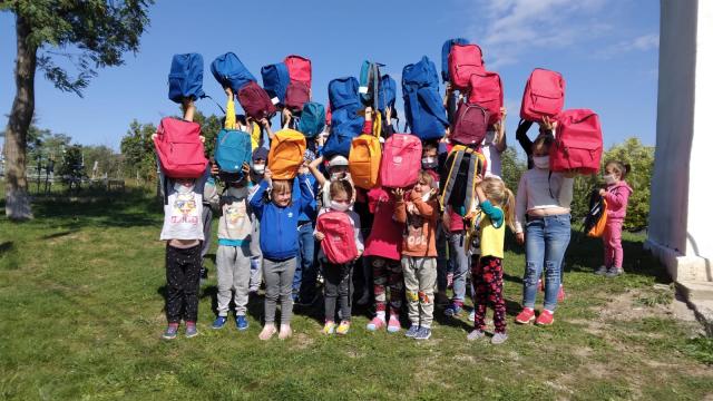 Copiii din satul Berza au primit ghiozdane de la SOFR Iași