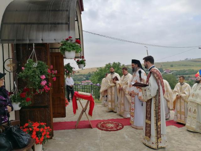 Pictura bisericii din Parohia Dănceni, Protoieria Sascut, a fost sfinţită