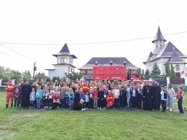 Copiii de la „Tabăra din pridvorul satului”, împreună cu pompierii din Neamț și Botoșani