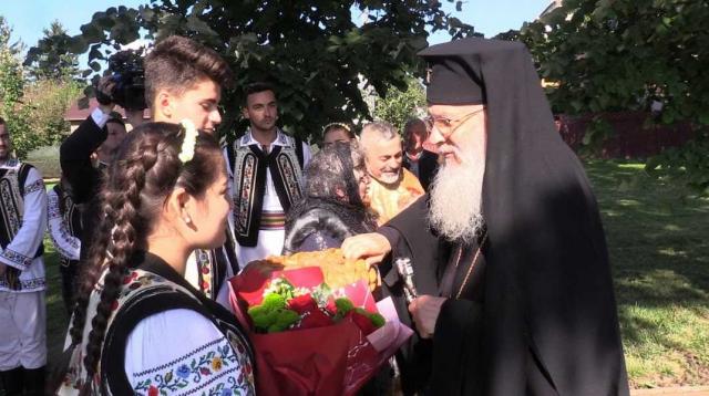 Mitropolitul Serafim și românii din Germania s-au întâlnit la Negrești cu copiii cărora le oferă burse