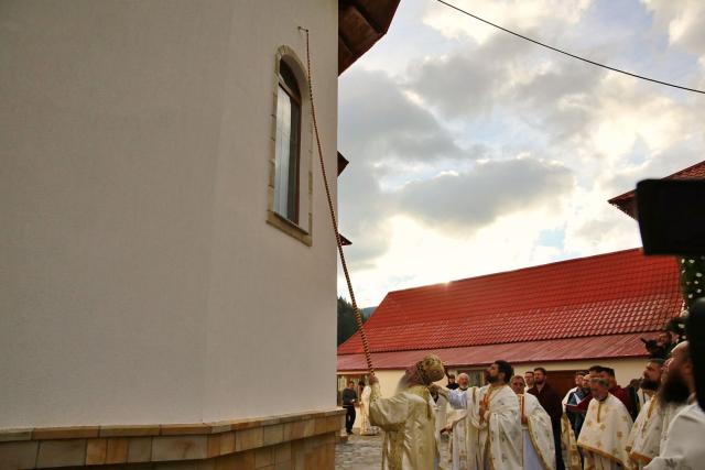 Credincioșii din Grințieș au, începând de astăzi, o nouă biserică