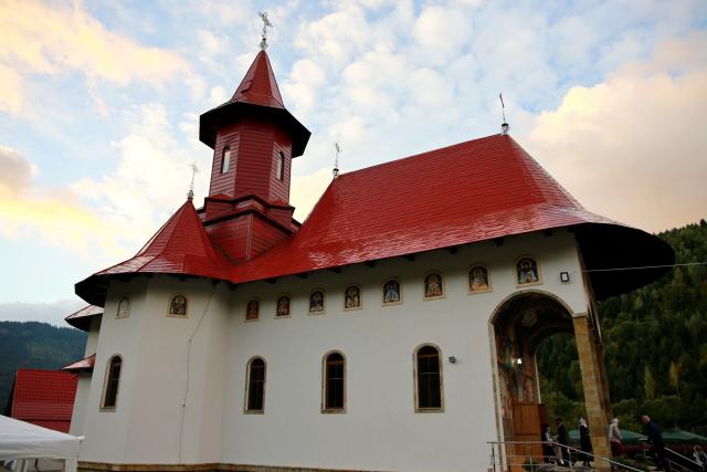 (Video) Biserica Parohiei Grințieșul Mare a primit veșmântul sfințirii