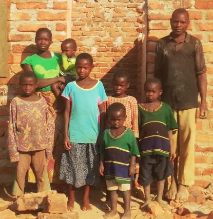 32 de case – acoperiş şi bucurie pentru tot atâtea familii tanzaniene