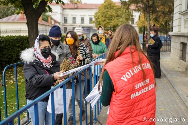 Închinătorii Sfintei Cuvioase Parascheva au primit „Ghidul pentru pelerini”
