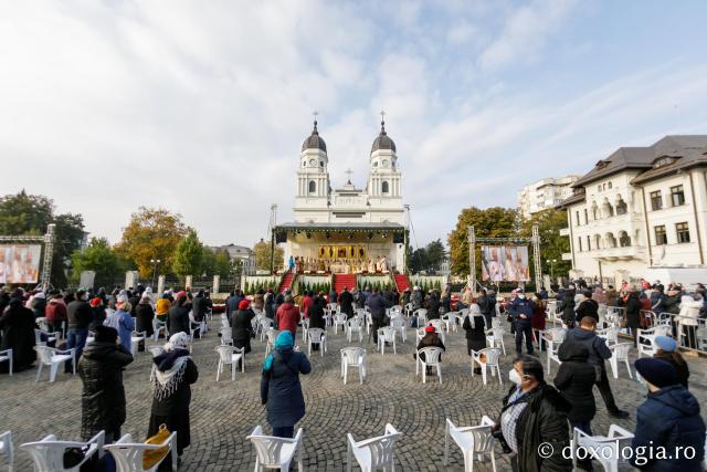 (Foto) Iașul, în veșmânt de sărbătoare – Sfânta Liturghie a Hramului Cuvioasei Parascheva – 2021