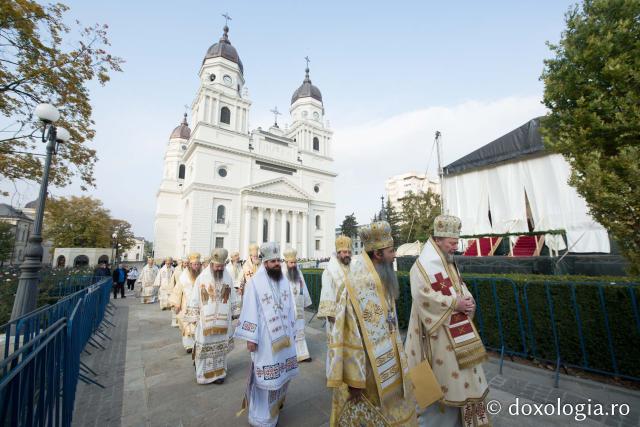 (Foto) Ierarhi slujitori la Sfânta Liturghie a Hramului Sfintei Cuvioase Parascheva – 2021