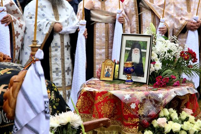 (Video) Părintele ieroschimonah Elefterie Păduraru, egumentul Schitului Cărbuna, a fost înmormântat astăzi