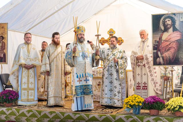 Liturghie săvârșită de arhiereu și sfințire de casă parohială, la Mogoșești Siret