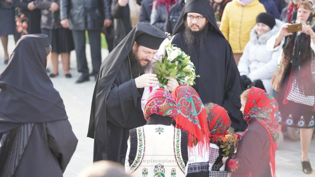 Liturghie arhierească și instalarea maicii starețe la Schitul „Maica Domnului Grabnic Ascultătoare” din Vicovu de Jos, cu prilejul hramului