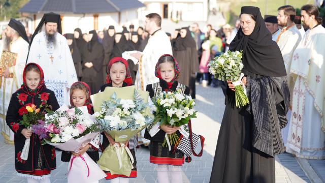 Liturghie arhierească și instalarea maicii starețe la Schitul „Maica Domnului Grabnic Ascultătoare” din Vicovu de Jos, cu prilejul hramului