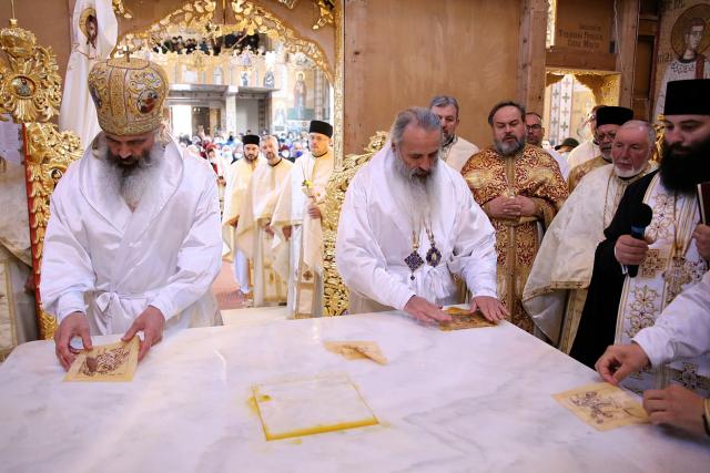 (Video) Biserica „Sfânta Mahramă a Domnului” a fost sfințită de trei ierarhi