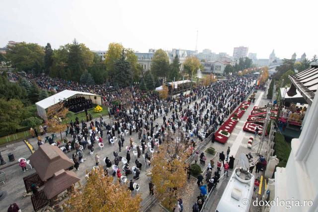 (Foto) Uniți în rugăciune, la Hramul Sfintei Cuvioase Parascheva – 2021