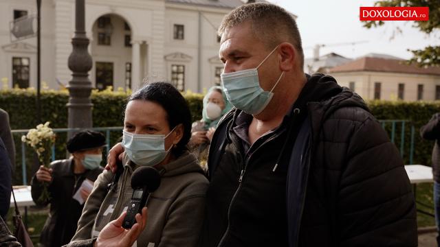 (Video) Cadou la 26 de ani de la căsătorie: pentru prima dată, în pelerinaj la ocrotitoarea familiei lor