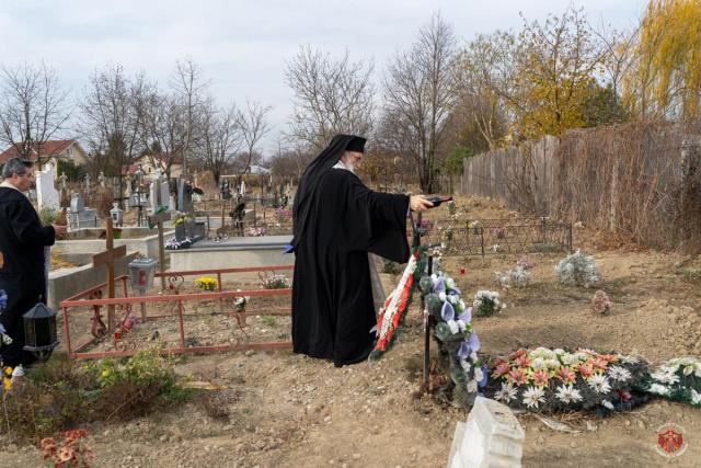Rugăciuni pentru răposați, în Cimitirul Șerbănești din Bacău