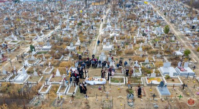 Rugăciuni pentru răposați, în Cimitirul Șerbănești din Bacău