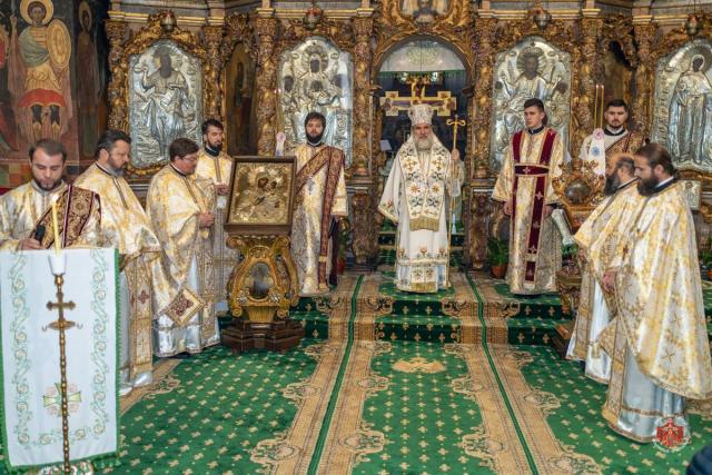 Liturghie arhierească de Sfinții Arhangheli, la Catedrala arhiepiscopală din Roman