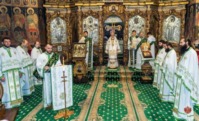 Doi teologi au primit Taina Hirotoniei în catedrala din Roman