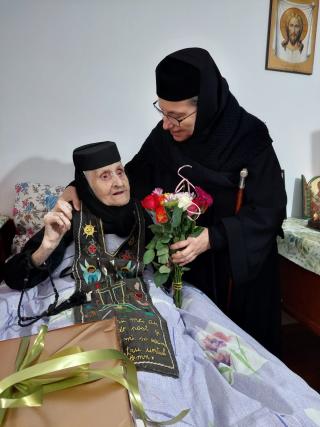 Aniversare la Mănăstirea Văratec: Schimonahia Emanuela Rusu a împlinit 100 de ani