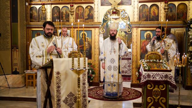 Liturghie arhierească la hramul Bisericii „Sfinții Arhangheli Mihail și Gavriil” din Gura-Humorului