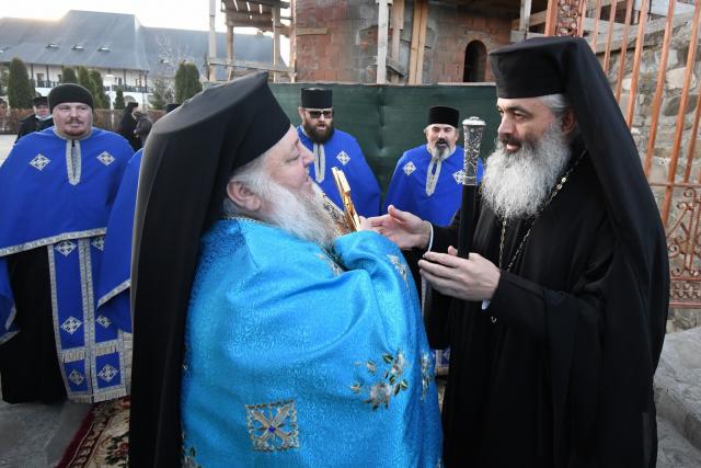 Preasfințitul Părinte Antonie a slujit Taina Sfântului Maslu la Mănăstirea Hadâmbu