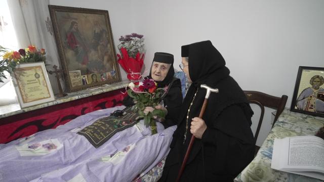 (Video) Moment aniversar la Văratec: Schimonahia Emanuela Rusu a împlinit 100 de ani