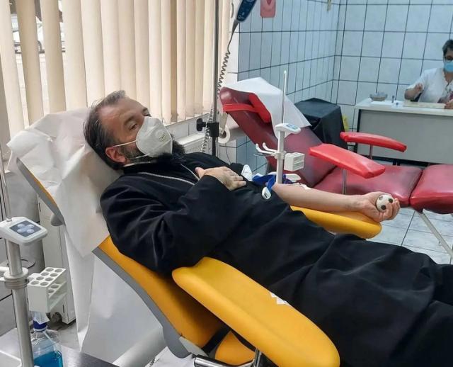Episcopul Caransebeșului a donat sânge în campania inițiată de tinerii din eparhie