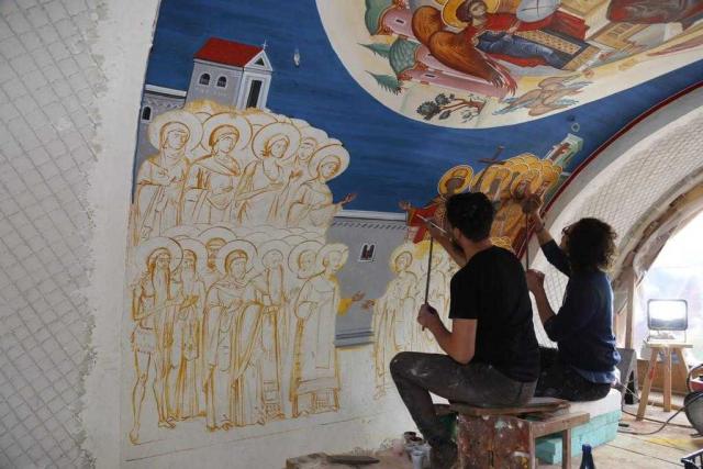 Mănăstirea Sihăstria: Intrare pictată de Daniel Codrescu și împodobită cu mozaic făcut de români de pretutindeni