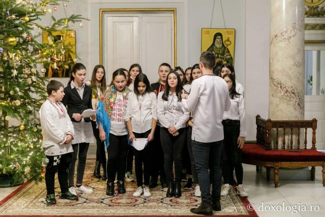 (Foto) Parohia Slobozia-Voinești – Colindători la Reședința Mitropolitană 2021