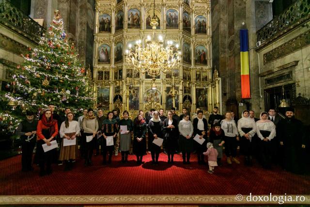 (Foto) Căminul „Buna Vestire” – Colindători la Reședința Mitropolitană 2021