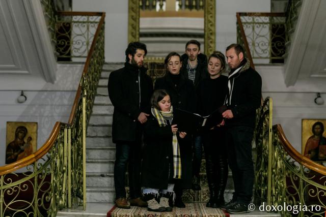 (Foto) Grup vocal de la Liceul de Arte „Victor Brauner” din Piatra Neamț – Colindători la Reședința Mitropolitană 2021