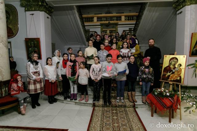 (Foto) Parohia Liteni – Colindători la Reședința Mitropolitană 2021