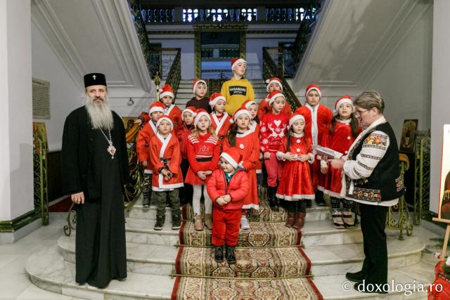 (Foto) Școala Rădeni-Roșcani – Colindători la Reședința Mitropolitană 2021