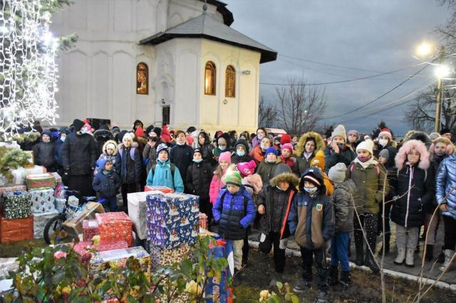 (Video) Peste 1600 de copii din Vaslui au primit cadouri din partea lui Moș Crăciun, la Episcopia Hușilor