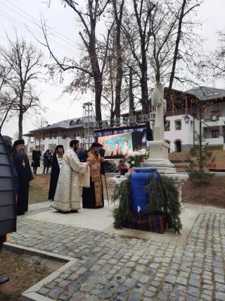 Hram la Mănăstirea Coșula: „Nu este timp, nu este loc în care lumina Lui Dumnezeu să nu poată pătrundă”