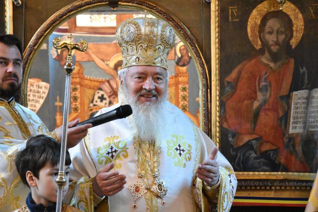 (Video) „Doctorul cel Mare transmite doctorilor celor mici puterea de a dezlega” – IPS Andrei