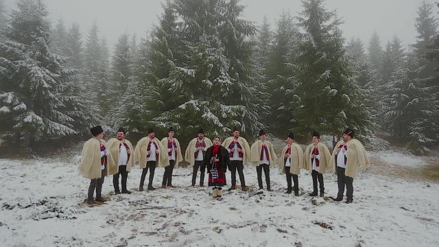 (Video) Iulia Ioana Vlad și Grupul „Theologos” – Coborât-o, coborât...