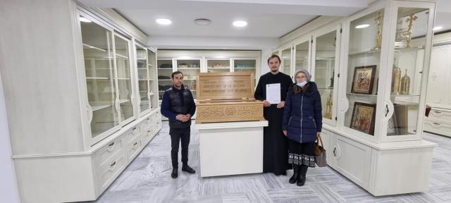 Veșmântul Sfântului Ioan cel Nou de la Suceava și o părticică din moaștele Sfântului Antipa de la Calapodești au ajuns la Parohia Sascut Sat – Schineni
