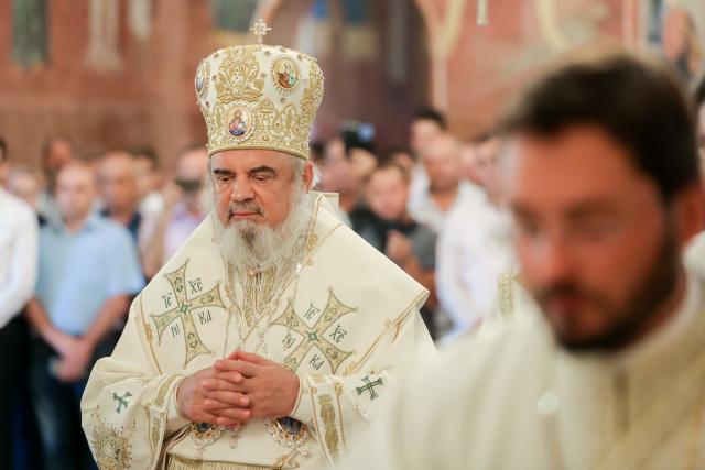 Patriarhul Daniel: Femeia gârbovă ne învață smerenia și statornicia în credință