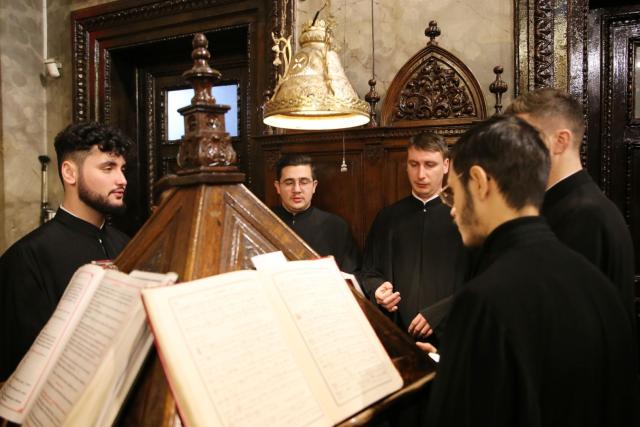 Mitropolitul Moldovei și Bucovinei, la slujba din prima zi de Crăciun: „În această perioadă să fie mai mult cer decât pământ în mintea și inima noastră”