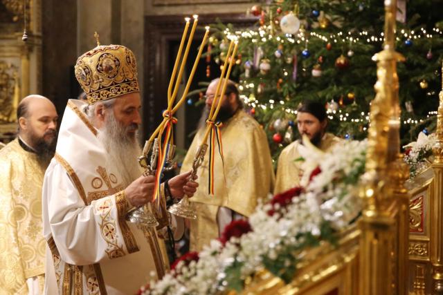Mitropolitul Moldovei și Bucovinei, la slujba din prima zi de Crăciun: „În această perioadă să fie mai mult cer decât pământ în mintea și inima noastră”
