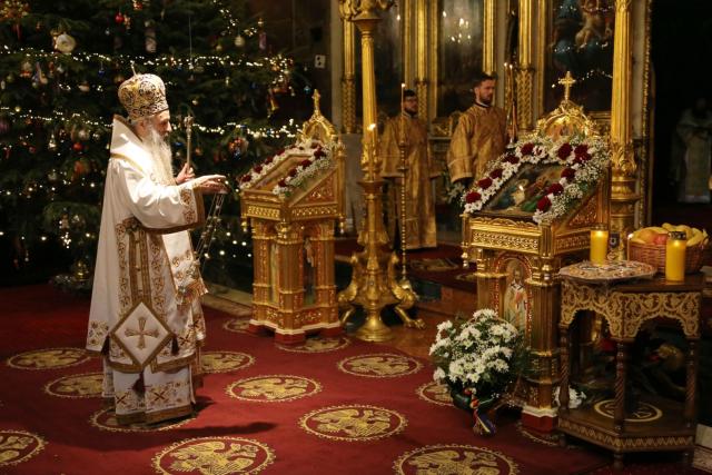 Mitropolitul Moldovei și Bucovinei, la slujba din prima zi de Crăciun: „În această perioadă să fie mai mult cer decât pământ în mintea și inima noastră”