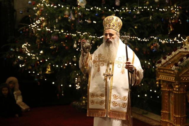 Mitropolitul Moldovei și Bucovinei, la slujba din prima zi de Crăciun: „În această perioadă să fie mai mult cer decât pământ în mintea și inima noastră”