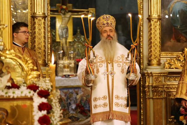Mitropolitul Moldovei și Bucovinei, la slujba din prima zi de Crăciun: „În această perioadă să fie mai mult cer decât pământ în mintea și inima noastră”