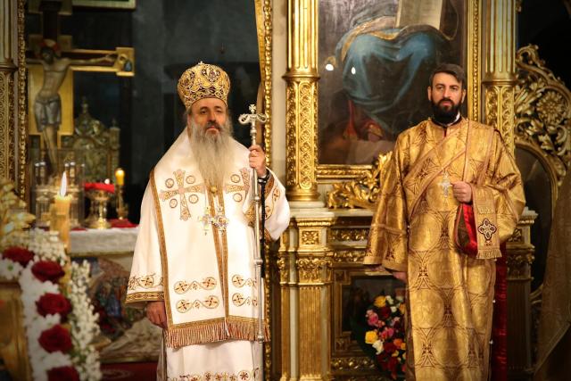 Mitropolitul Moldovei și Bucovinei, la slujba din prima zi de Crăciun: „În această perioadă să fie mai mult cer decât pământ în mintea și inima noastră”