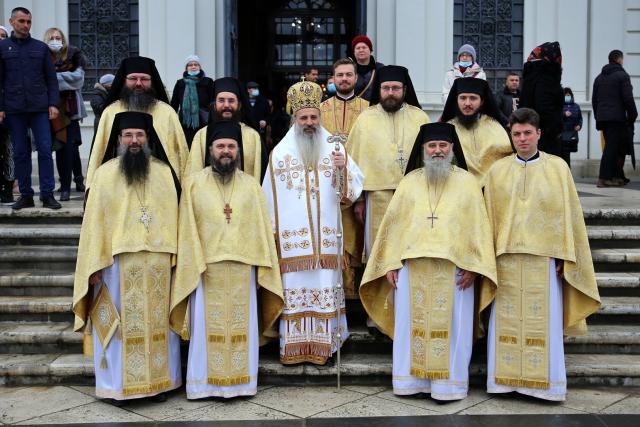 Mitropolitul Moldovei și Bucovinei, la slujba din prima zi de Crăciun: „În această perioadă să fie mai mult cer decât pământ în mintea și inima noastră”