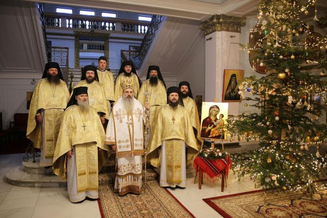 Mitropolitul Moldovei și Bucovinei, la slujba din prima zi de Crăciun: „În această perioadă să fie mai mult cer decât pământ în mintea și inima noastră”