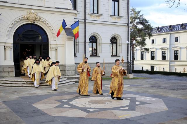 Mitropolitul Moldovei și Bucovinei, la slujba din prima zi de Crăciun: „În această perioadă să fie mai mult cer decât pământ în mintea și inima noastră”